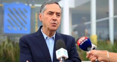 Barroso Defende o STF: Ministro Rejeita Suspeitas de Favorecimento ao Banco Master em Meio a Escândalo