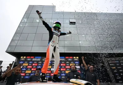 Nicolas Costa vence corrida 2 da NASCAR Brasil em Interlagos por margem mínima de 0s092 sobre Thiago Camilo