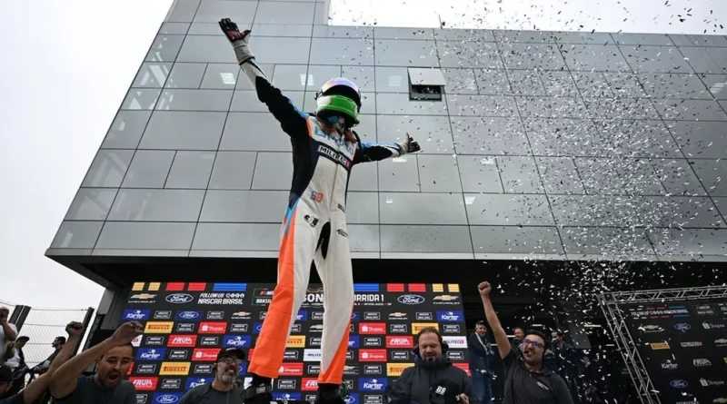 Nicolas Costa vence corrida 2 da NASCAR Brasil em Interlagos por margem mínima de 0s092 sobre Thiago Camilo