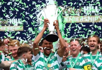 Celtic é campeão escocês em dia de caos: invasão de campo e festa antecipada marcam o 56º título