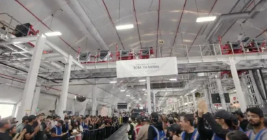 Tesla Atinge Marco de 10 Milhões de Veículos, Mas Crescimento de Elétricos Desacelera Tesla Atinge Marco de 10 Milhões de Veículos, Mas Crescimento de Elétricos Desacelera