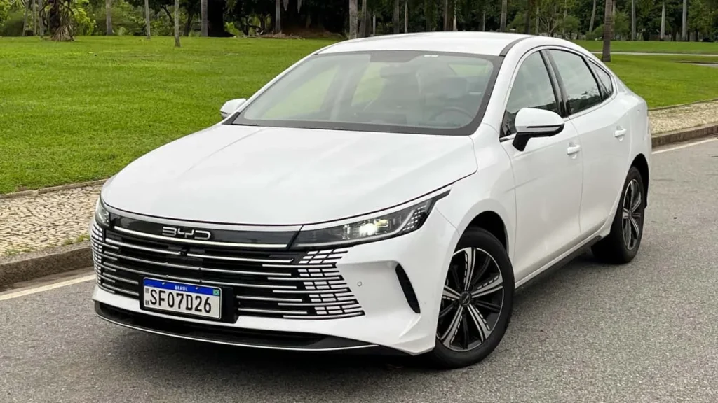 Sedãs em agosto: BYD King supera Corolla, que registra pior resultado em 24 anos