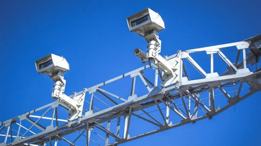 Fim da “trapaça” do radar? Brasil testa fiscalização por velocidade média em pontes